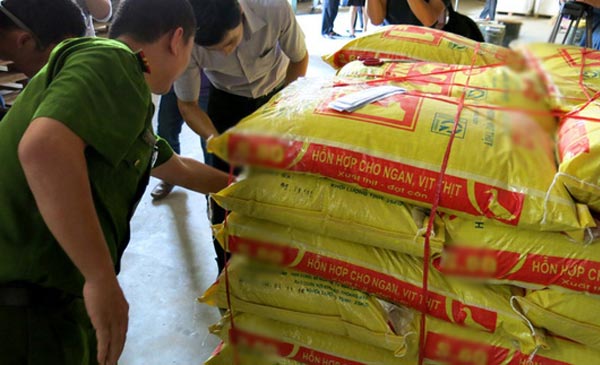 Lực lượng chức năng phát hiện doanh nghiệp sản xuất thức ăn chăn nuôi tại tỉnh Hải Dương sử dụng chất Cysteamine.Ảnh: MINH LONG