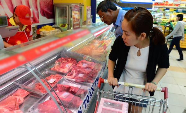  Nhiều người dân chọn mua thịt bò Úc tại siêu thị Co.op Mart trên đường Nguyễn Văn Linh, Q.7, TP.HCM chiều 2-12 - Ảnh: QUANG ĐỊNH