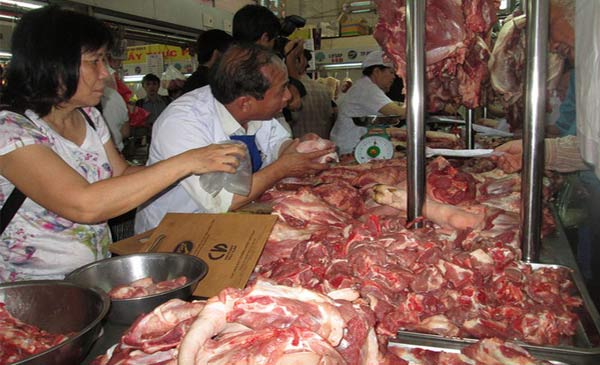 Điểm bán thịt heo VietGap tại chợ Hòa Bình sẵn sàng ngưng kinh doanh để nông dân Đồng Nai mượn bán thịt giá rẻ