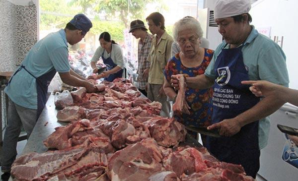 Tổ chức bán thịt heo giá rẻ giúp nông dân tiêu thụ heo tồn Ảnh: Ngọc Ánh