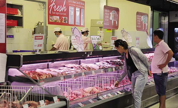 Thiếu các Hiệp định về thú y, công nhận chất lượng kiểm dịch với các nước khiến “cửa”xuất khẩu cho thịt heo Việt Nam khá hẹp. Gian hàng thịt heo nhập ngoại tại Lotte mart. Ảnh: S.TTrở ngại pháp lý