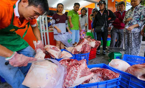 Người dân mua thịt heo tại một điểm bán bình ổn giá ở TP.Hồ Chí Minh. Ảnh: I.T
