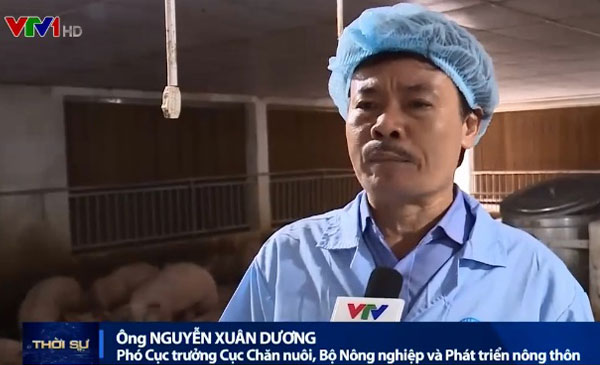 Ông Nguyễn Xuân Dương thăm trại lợn của C.P tại Đồng Nai ngày 26.5 làm dấy lên nhiều câu hỏi về mục đích của chuyến thăm này. Ảnh: Cắt từ bản tin thời sự của VTV