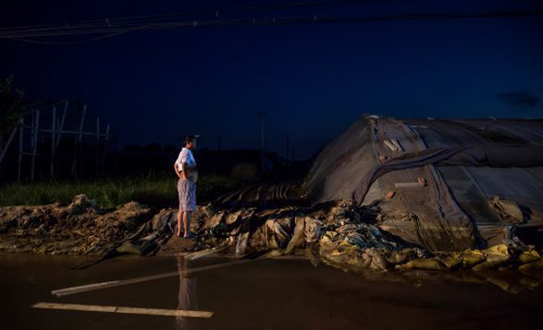 Một trang trại ở Trung Quốc bị tàn phá bởi bão
