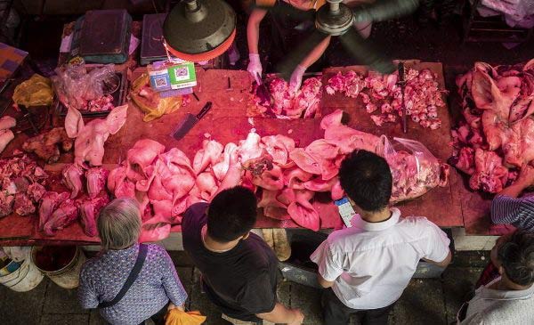 Người dân mua tai heo ở một khu chợ tỉnh TP. Nam Ninh, thủ phủ của Khu tự trị dân tộc Choang Quảng Tây, Trung Quốc. Ảnh: Bloomberg