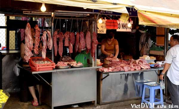 Người tiêu dùng đang phải mua thịt heo trong nước giá cao