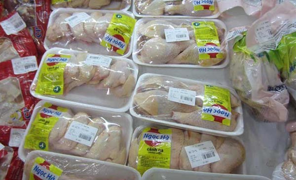 Giá thịt đến tay người tiêu dùng cao gấp 2-3 lần giá xuất chuồng, bởi phải cõng biết bao chi phí. Ảnh: T.Trang
