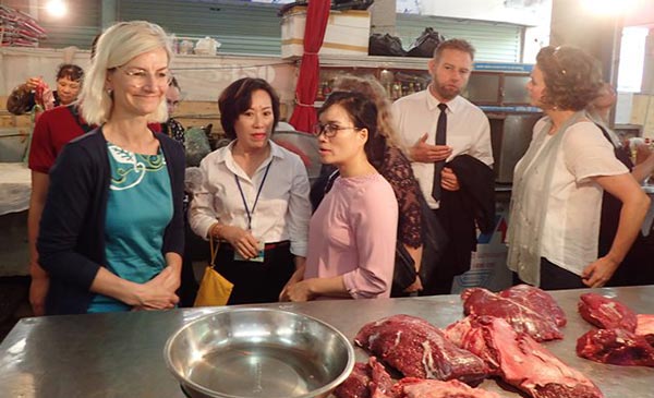 Bộ trưởng Hợp tác Phát triển Đan Mạch (trái) thăm chợ Ngọc Hà, Hà Nội - Ảnh: TD