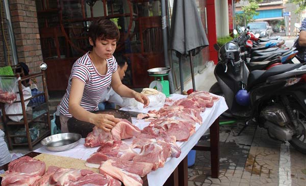 Trong bối cảnh giá heo rẻ, Hội Nông dân Thành phố Hà Nội đã giúp người chăn nuôi heo kết nối tiêu thụ trực tiếp với người tiêu dùng bằng việc mở điểm bán thịt heo tại 33 Nguyễn Chí Thanh, quận Ba Đình, Hà Nội.