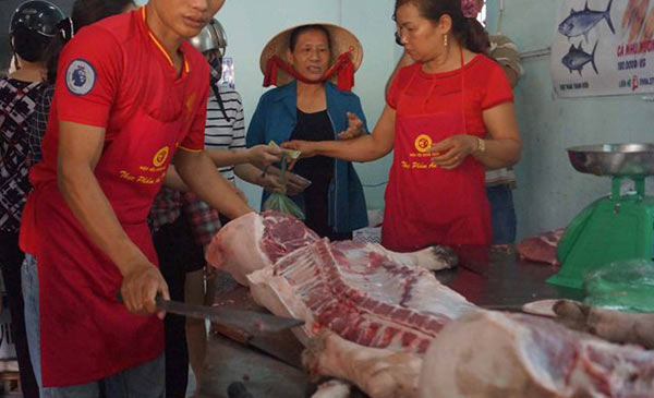Hiệp hội chăn nuôi Đồng Nai tham gia giải cứu thịt heo. Ảnh: Thuận Hải