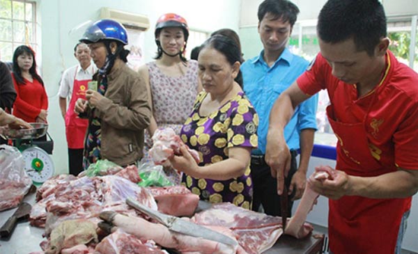 Người dân mua thịt heo tại cửa hàng bình ổn giá, thành phố Biên Hòa, tỉnh Đồng Nai. Ảnh: Lê Xuân