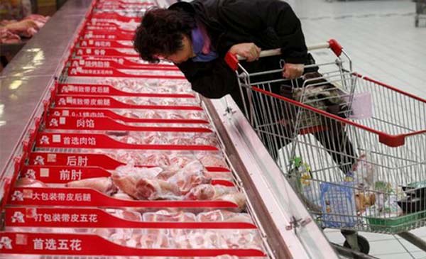 Trung Quốc vẫn tiêu thụ nhiều thịt heo hơn bất kỳ quốc gia nào trên thế giới - Ảnh: Reuters.