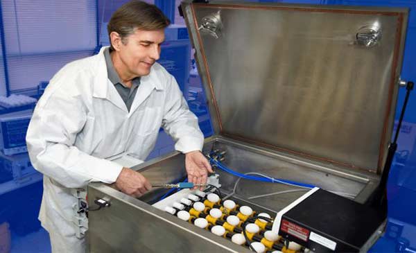 kỹ sư hóa học ARS David Geveke và các đồng nghiệp đã phát triển thiết bị tần số radio để giết vi khuẩn Salmonella và E. coli trong trứng tươi. Ảnh: Joseph Sites USDA