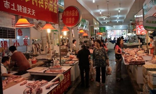 Thịt heo được bán tại một chợ thực phẩm tại Thượng Hải, Trung Quốc. Ảnh: Vincent ter Beek