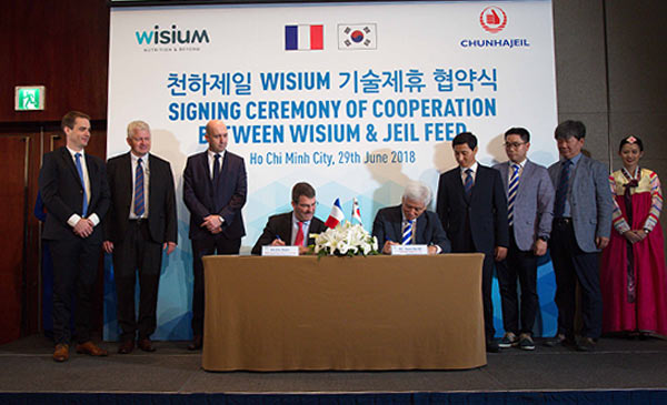 Ông Eric Nojac, CEO Neovia Châu Á và ông Yoon Ha Un, CEO Jeil Feed ký biên bản hợp tác