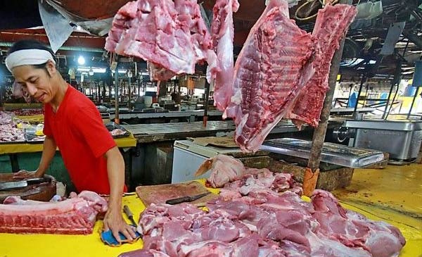 Một người bán thịt heo ở Kamuning, thành phố Quezon - thành phố đông dân nhất của Philippines.