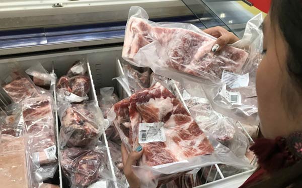 Thịt heo nhập khẩu xuất xứ Ba Lan được bán tại một siêu thị ở quận 2, TP.HCM - Ảnh: QUANG ĐỊNH