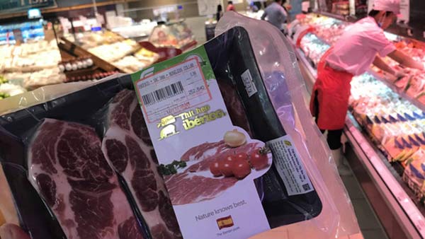 Thịt heo nhập khẩu có xuất xứ Tây Ban Nha được bán ở siêu thị tại Q.Gò Vấp, TP.HCM - Ảnh: QUANG ĐỊNH