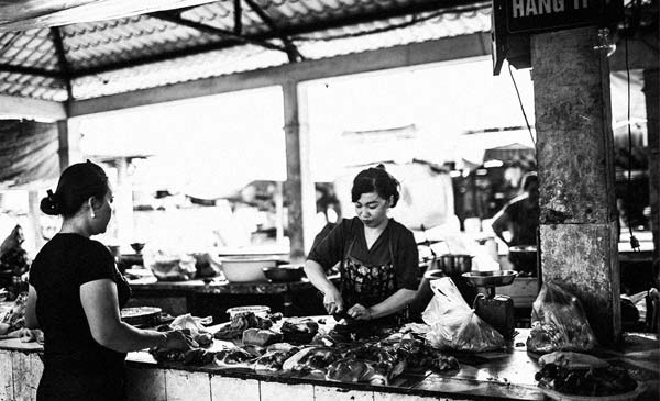 Một quầy bán thịt heo tại chợ Hà Nội, Việt Nam