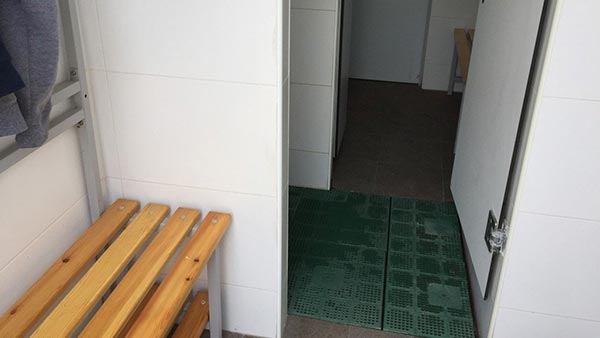 Hình 5: Phân chia vật lý giữa khu sạch và khu bẩn bằng phòng tắm 