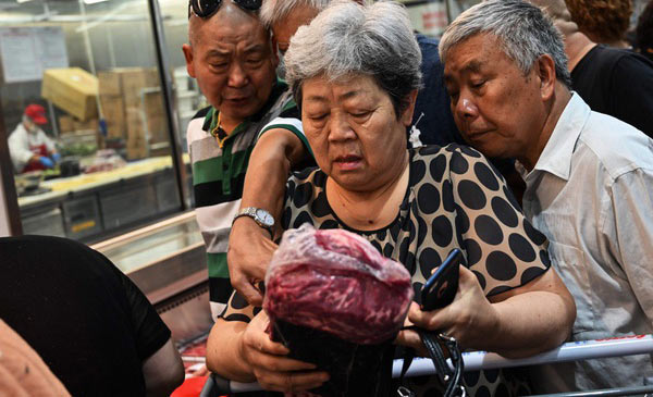 Người tiêu dùng Trung Quốc lo sợ vì giá thịt lợn sẽ tiếp tục tăng