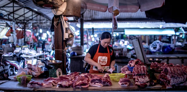 Một sạp thịt lợn tại một ngôi chợ ở Hà Nội. Ảnh: Bloomberg