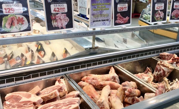Thịt heo nhập khẩu tại các siêu thị có giá rẻ hơn rất nhiều so với thịt heo nóng. Ảnh: Như Huỳnh.