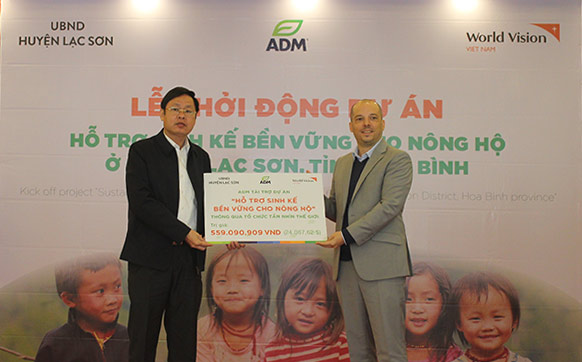 Ông Bùi Thanh Tùng Phó chủ tịch UBND huyện và Tiến sĩ Ông Pierre Domp GĐ Marketing và phát triển kinh doanh ADM dinh dưỡng vật nuôi Châu Á