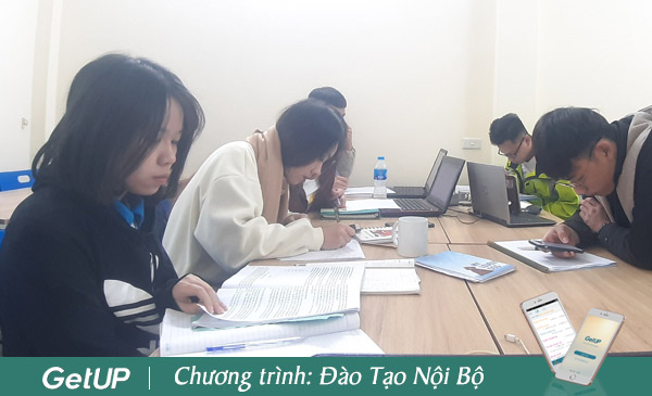 Thảo luận nhóm ngay tại văn phòng của GetUP