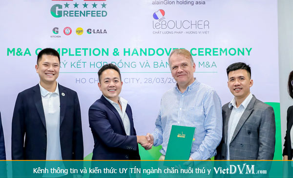 Ông Quang Thanh Cường, Tổng giám đốc ngành thực phẩm, GreenFeed Việt Nam (thứ 2 từ trái sang) bắt tay ông Glon Benoit Alain, Giám đốc điều hành LeBoucher, sau khi ký kết quyết định sáp nhập. Ảnh: DNCC